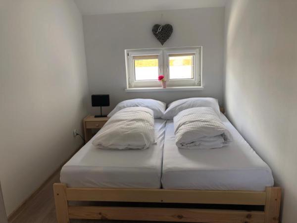 Postel nebo postele na pokoji v ubytování Apartamenty Tęczowa 14 Sarbinowo