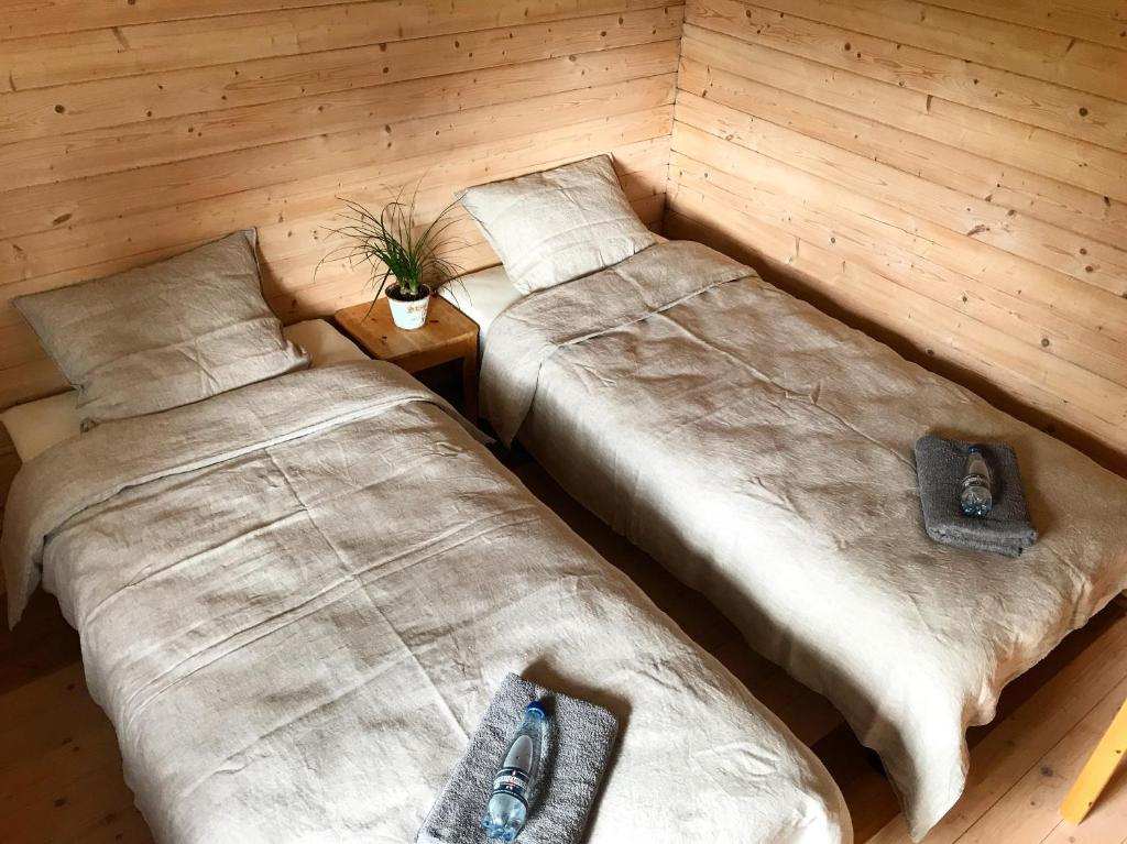Postel nebo postele na pokoji v ubytování Suurkivi Nature Escape