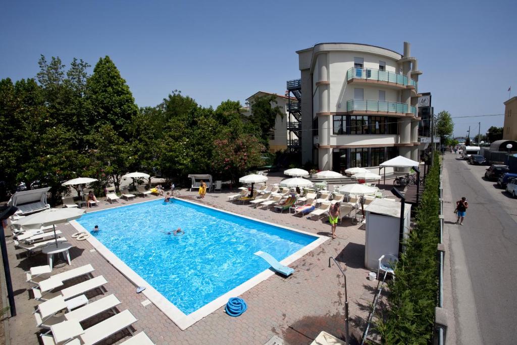 Bazén v ubytování Hotel Capitol nebo v jeho okolí