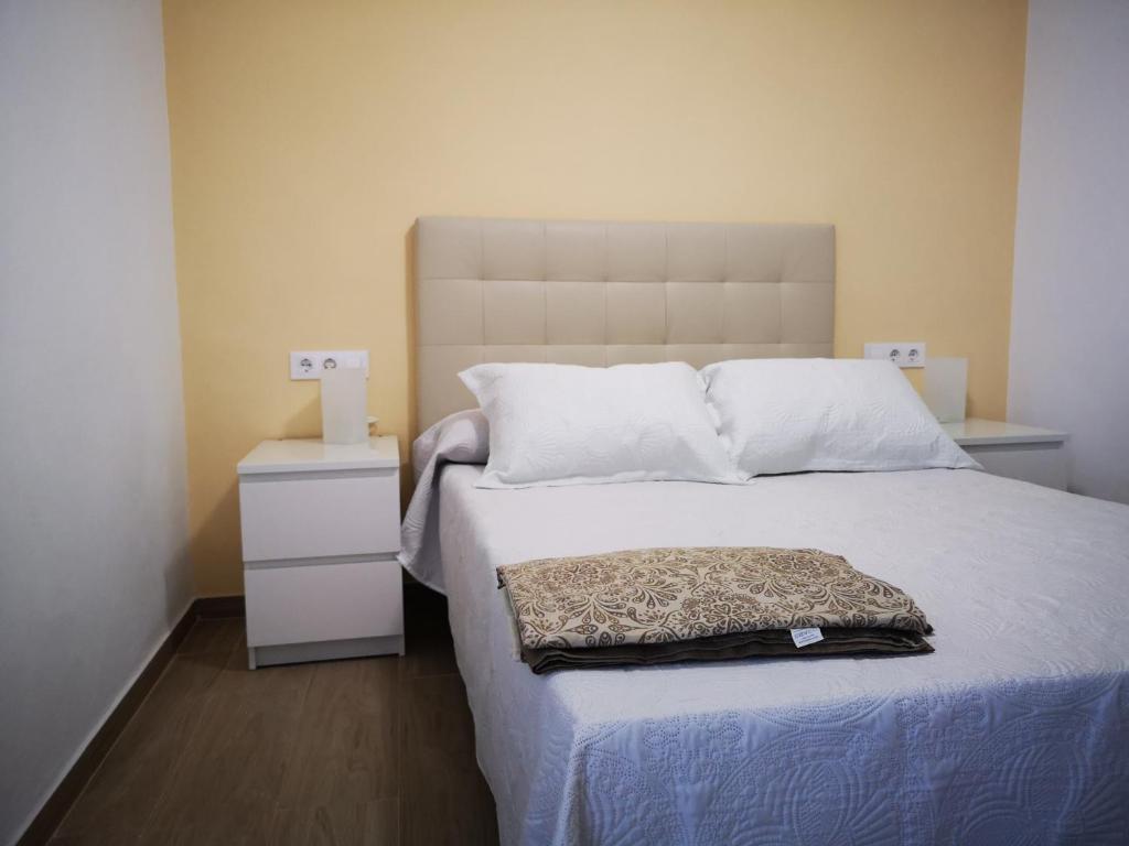 1 dormitorio con 1 cama grande y mesita de noche en Apartamento Murillo, en Barbate