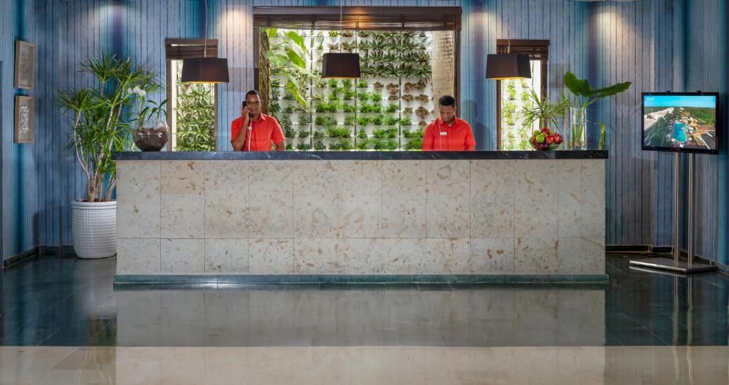 Členové personálu v ubytování Catalonia Royal Bavaro - All Inclusive - Adults Only