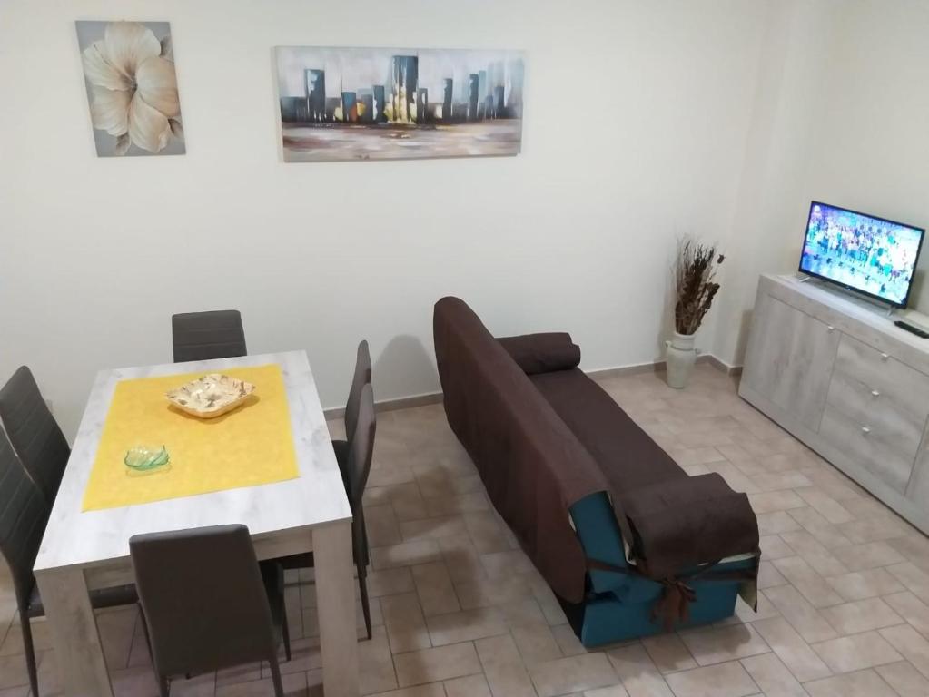 a living room with a table and a dining room at Appartamento Giusy in Foligno