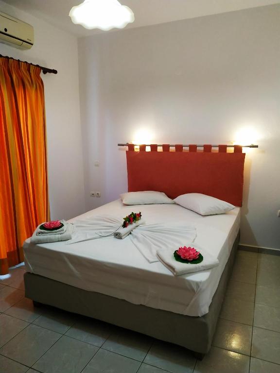 Łóżko lub łóżka w pokoju w obiekcie Ekaterini Apartments