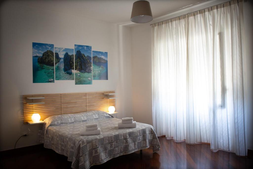 Łóżko lub łóżka w pokoju w obiekcie B&B Salerno Center