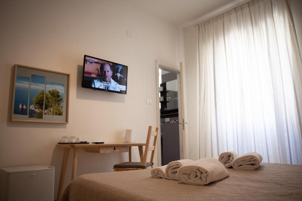 Łóżko lub łóżka w pokoju w obiekcie B&B Salerno Center