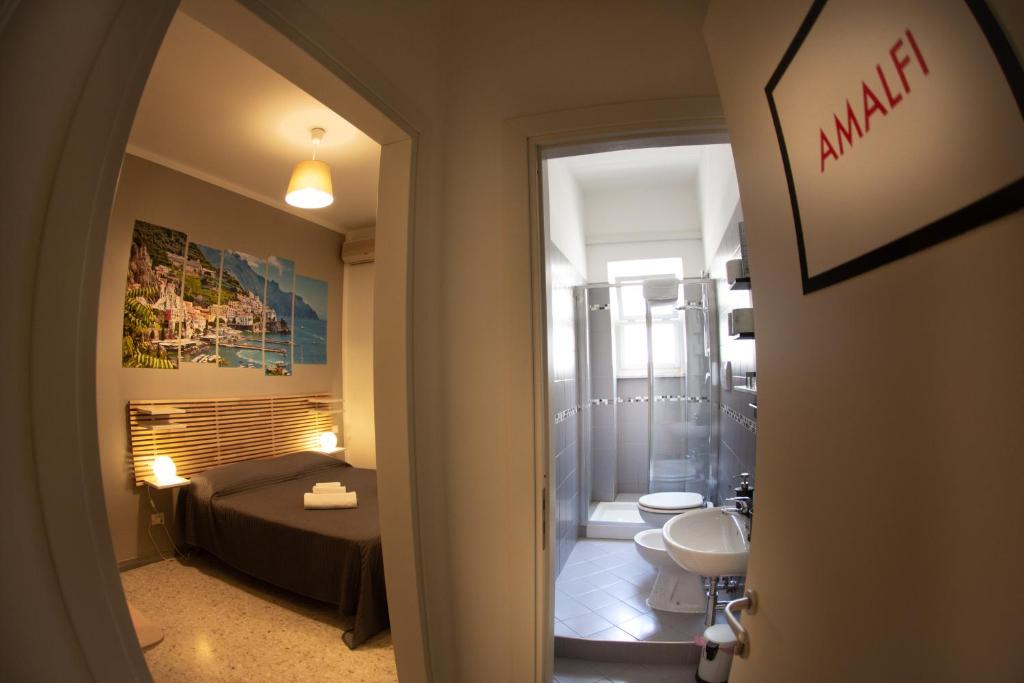 Łóżko lub łóżka w pokoju w obiekcie B&B Salerno Center