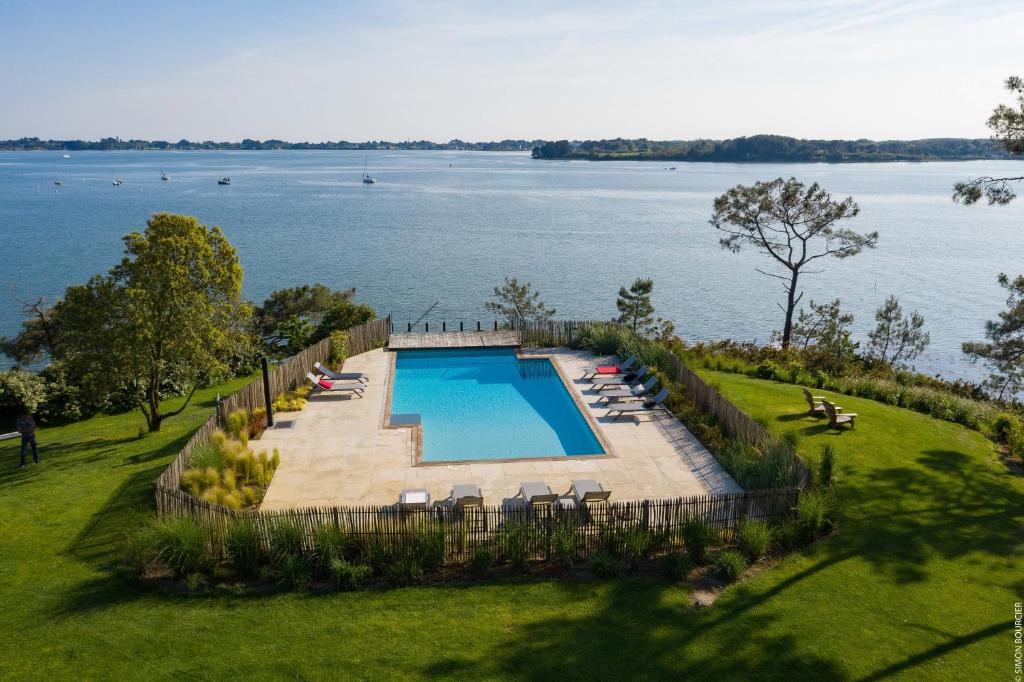 una vista aérea de una piscina con vistas al agua en La Villa du Guern, en Baden