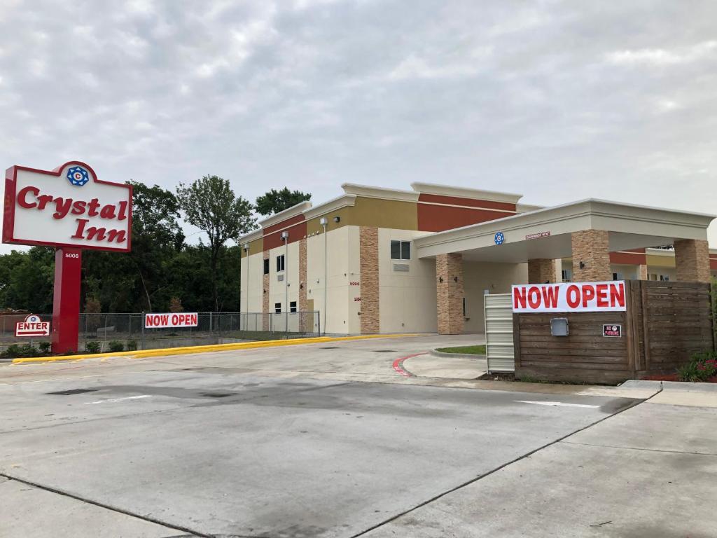 un panneau désormais ouvert devant un bâtiment dans l'établissement Crystal Inn Downtown, à Houston