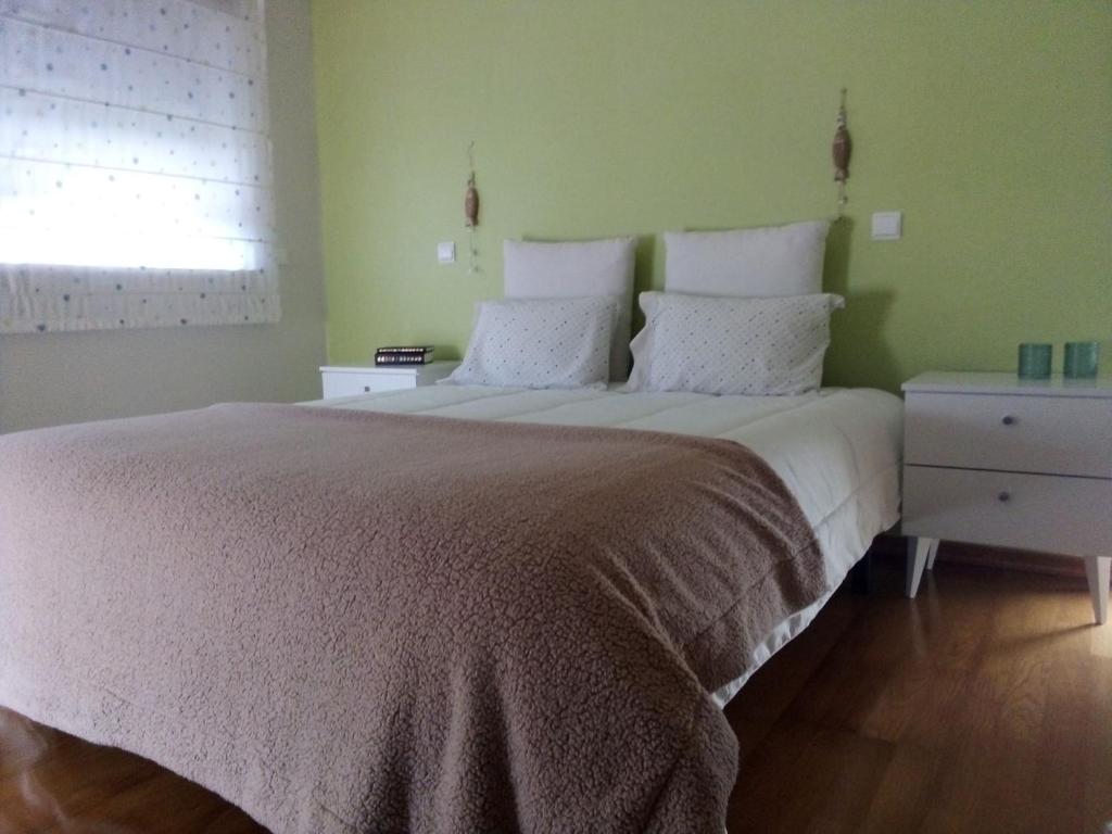 ナザレにあるVilla in Nazaréのベッドルーム(大きな白いベッド1台、窓付)