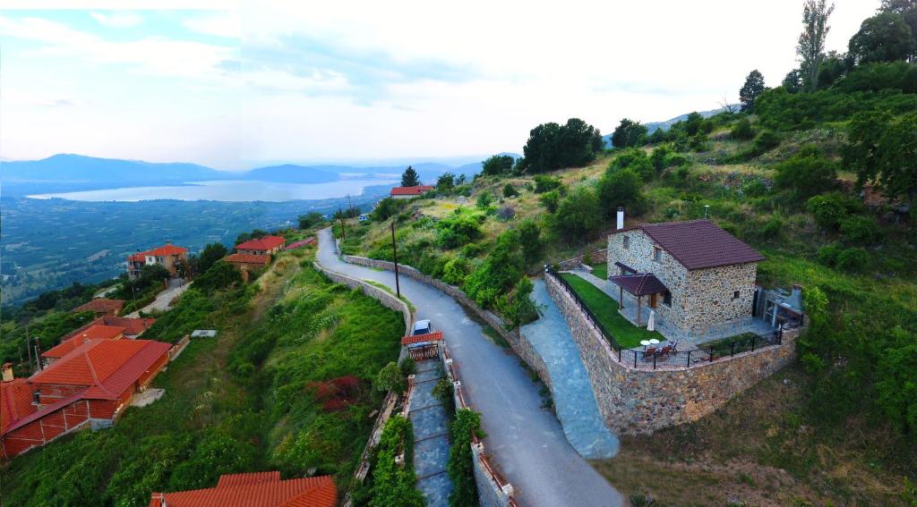 a winding road on the side of a hill at La Noi in Sidhirokhórion
