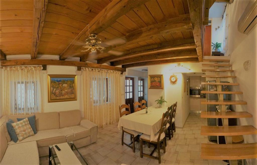 ein Wohnzimmer mit einem Tisch und einem Sofa in der Unterkunft Traditional Dalmatian House Tina in Trogir