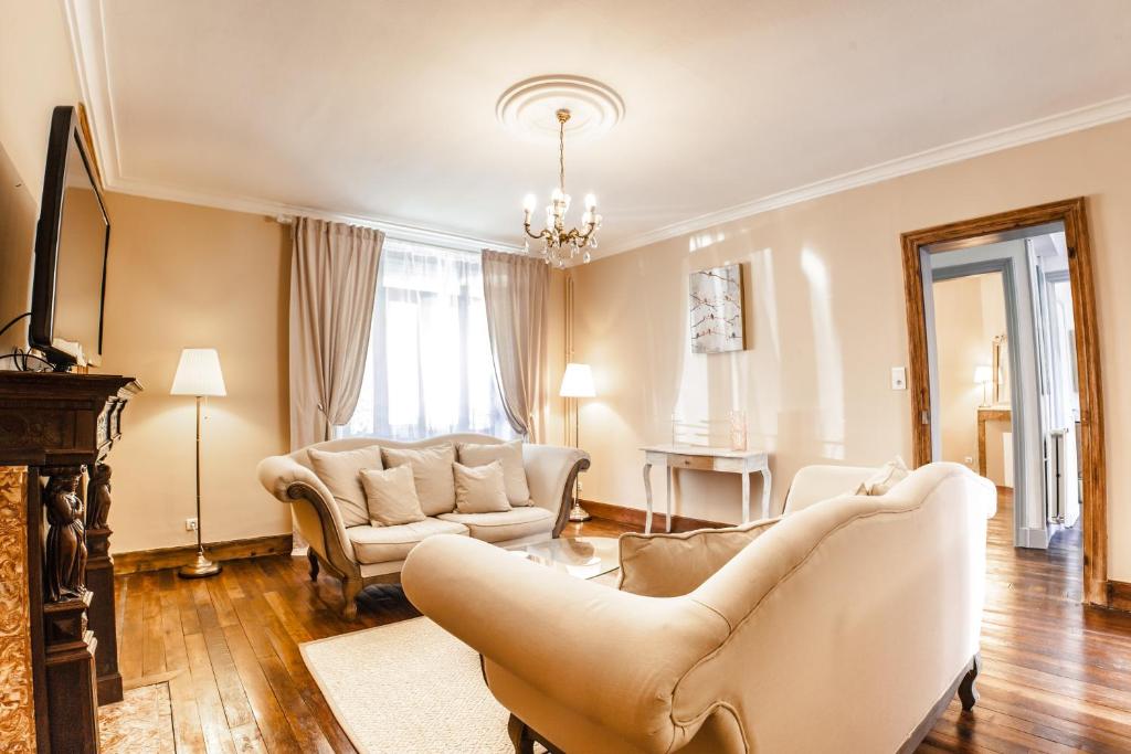 a living room with a couch and a chair at LA VILLA JEAN-BART in Saint-Valéry-sur-Somme