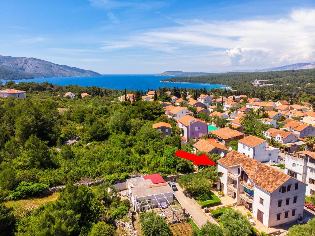 una vista aerea di una piccola città con case e l'oceano di Apartments Pharos a Stari Grad (Cittavecchia)