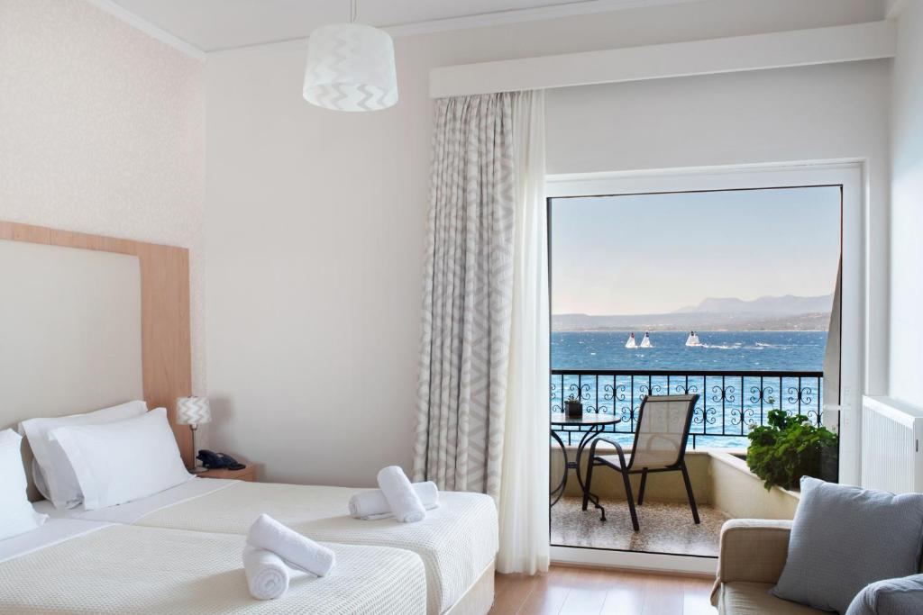 Postel nebo postele na pokoji v ubytování Karalis Beach