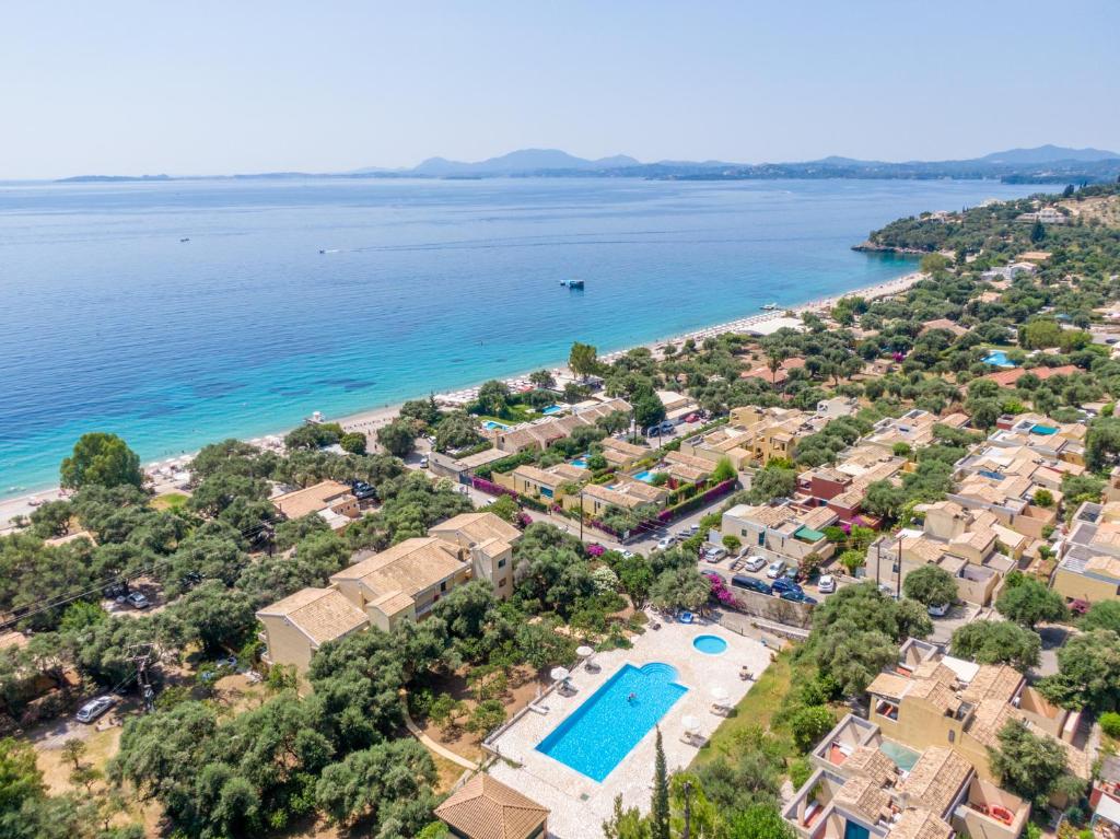 een luchtzicht op een resort naast het water bij Barbati Beach Apartments in Barbati