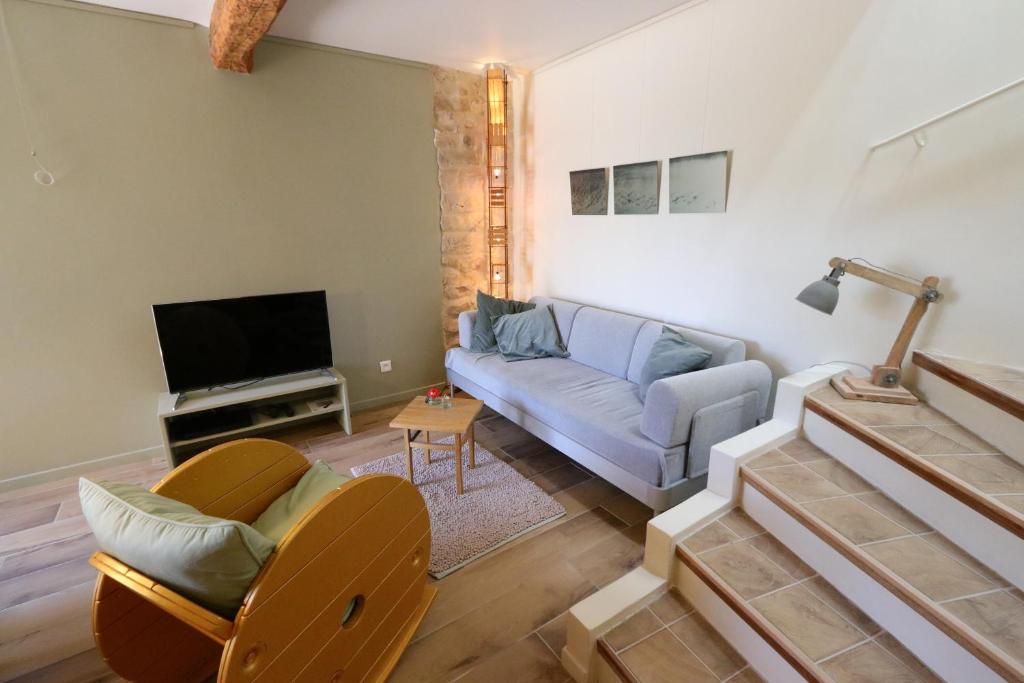 TV a/nebo společenská místnost v ubytování Sous le Château