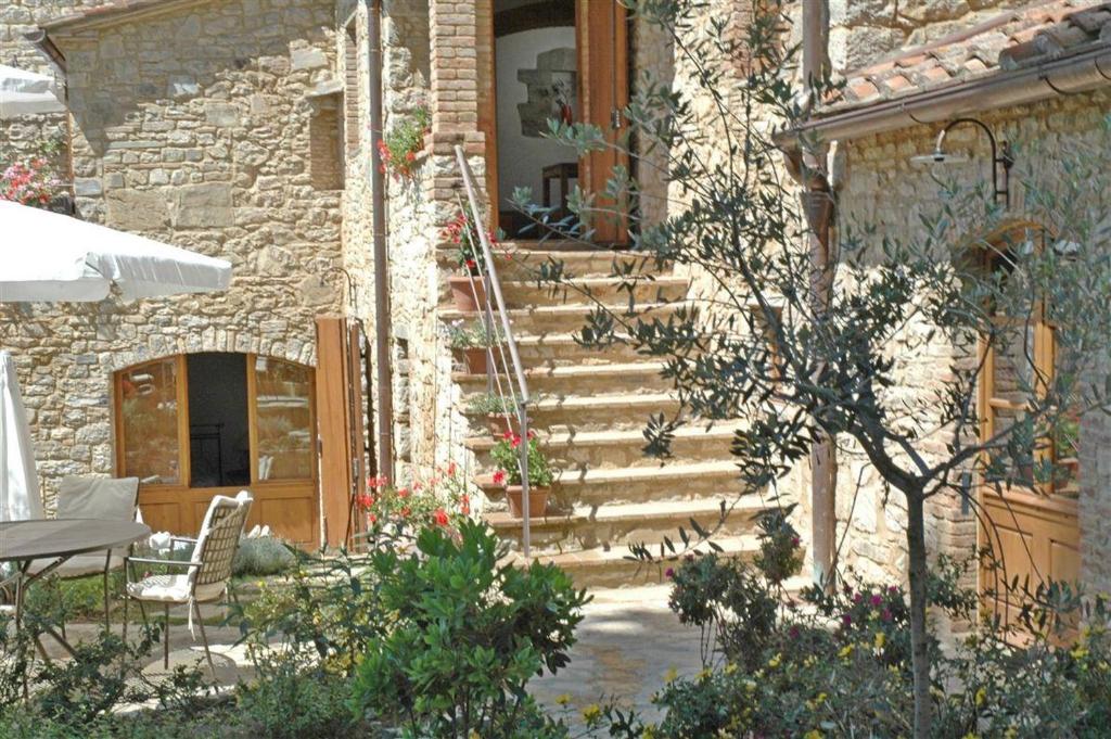 un escalier menant à une maison en pierre dans l'établissement Lippi, à Gaiole in Chianti