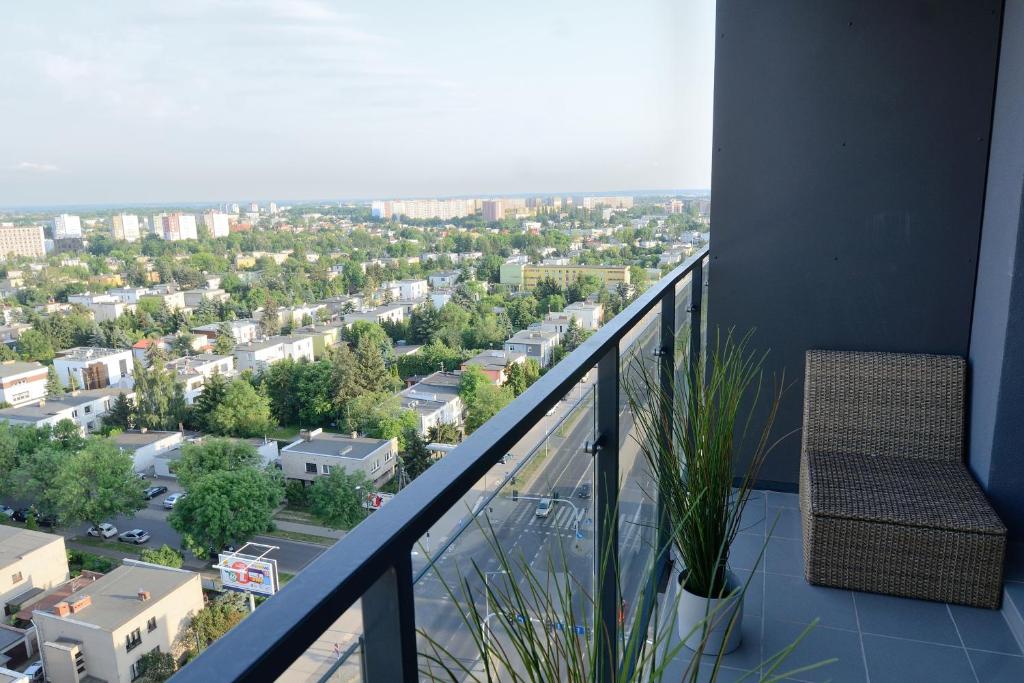 balcón con vistas a la ciudad en Bułgarska 59A- (1/2) piękny widok 14 piętro, en Poznan