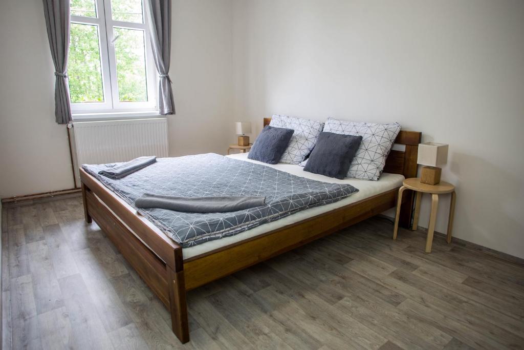 Postel nebo postele na pokoji v ubytování Apartmány Ve Mlejně