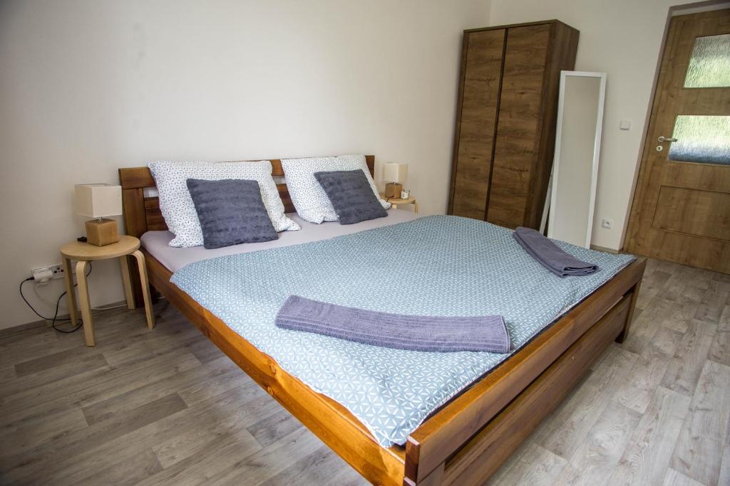 Postel nebo postele na pokoji v ubytování Apartmány Ve Mlejně