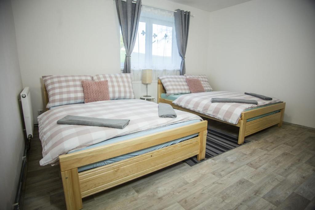 Postel nebo postele na pokoji v ubytování Apartmány Ve Mlejně