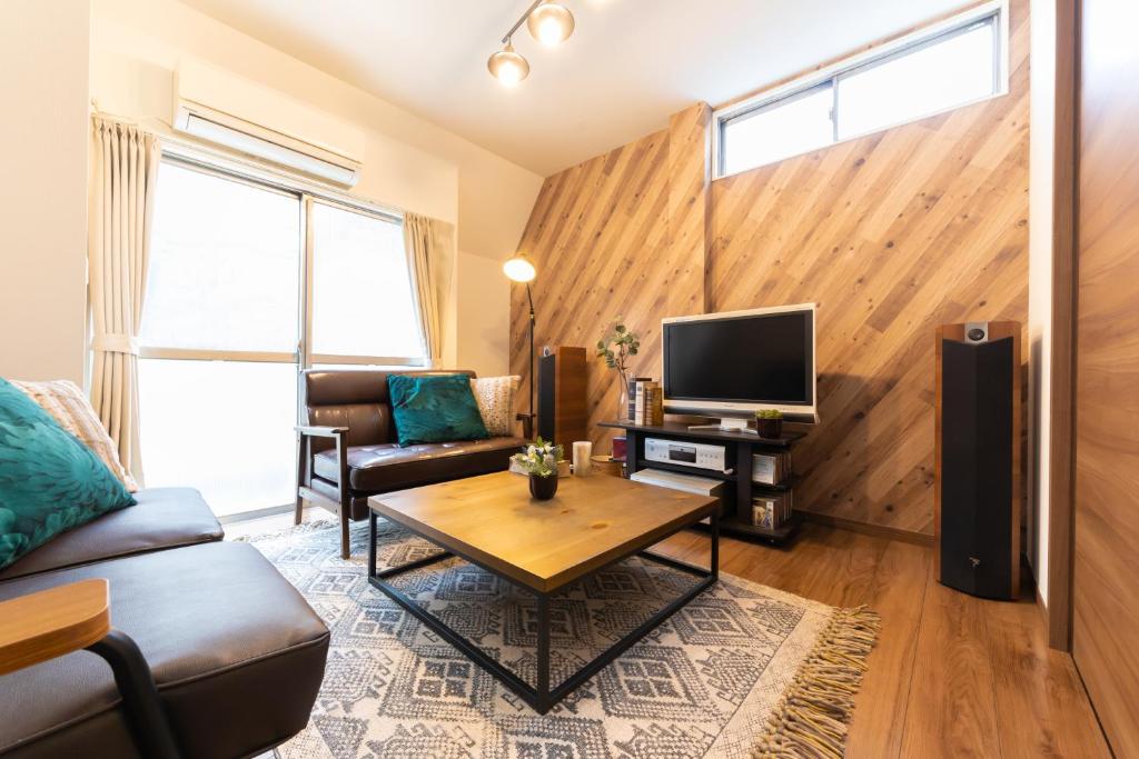- un salon avec un canapé et une télévision dans l'établissement Tasuki, à Tokyo