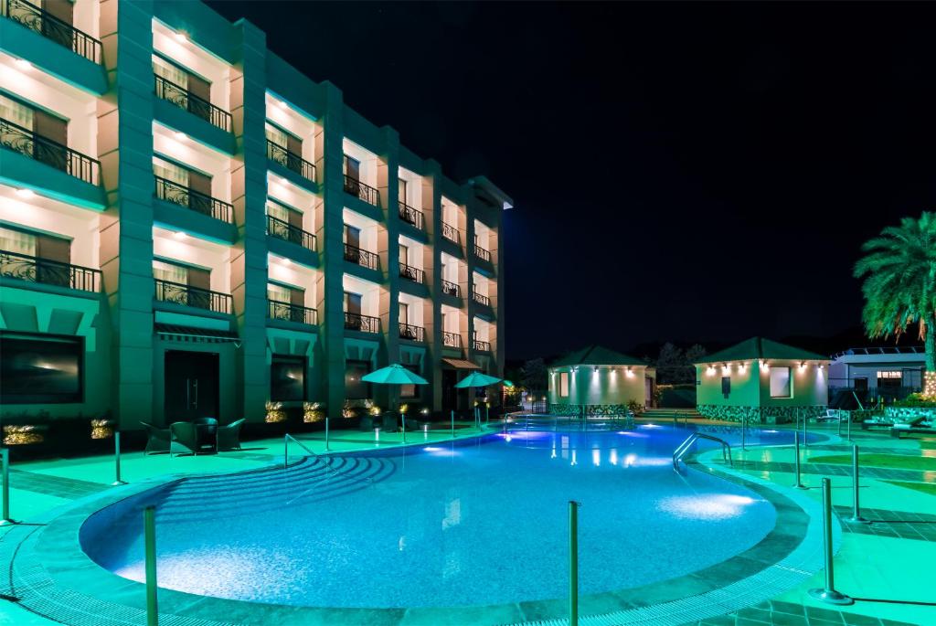 Bazén v ubytování Golden Tulip Chandigarh, Panchkula nebo v jeho okolí