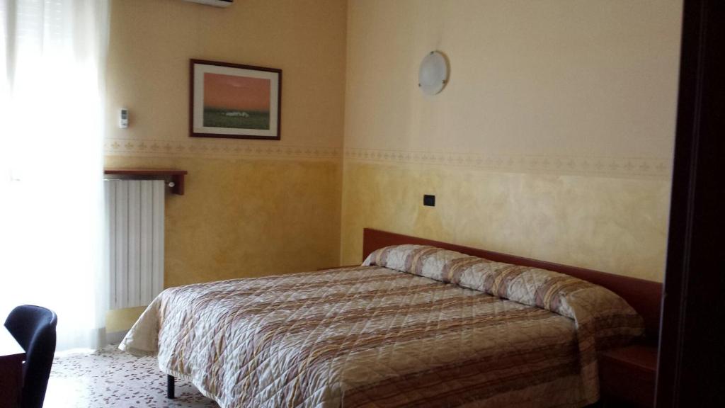Postel nebo postele na pokoji v ubytování Hotel Frejus