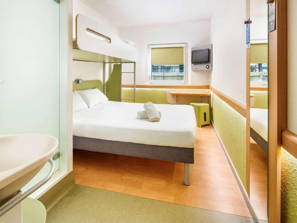 Postel nebo postele na pokoji v ubytování ibis budget Southampton Centre