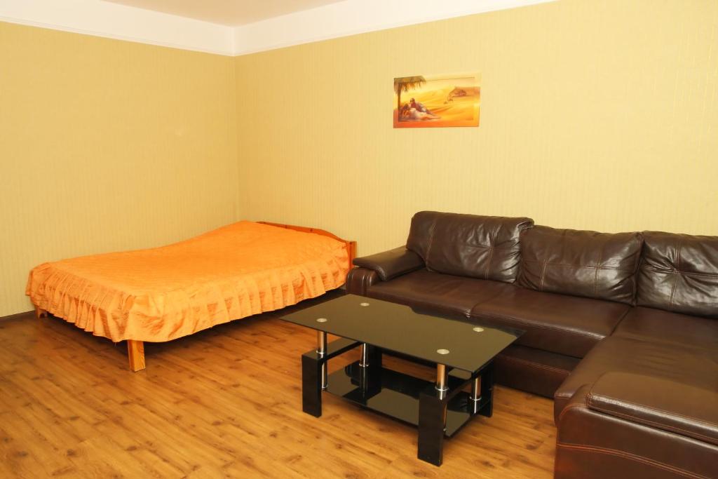 sala de estar con sofá y cama en Apartments naDobu on Poznyaki - Kiev, en Kiev