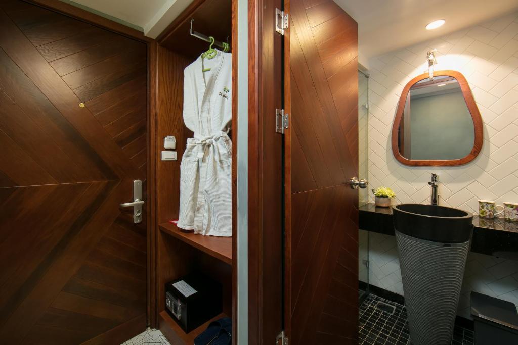 Koupelna v ubytování Hanoi La Selva Central Hotel & Spa
