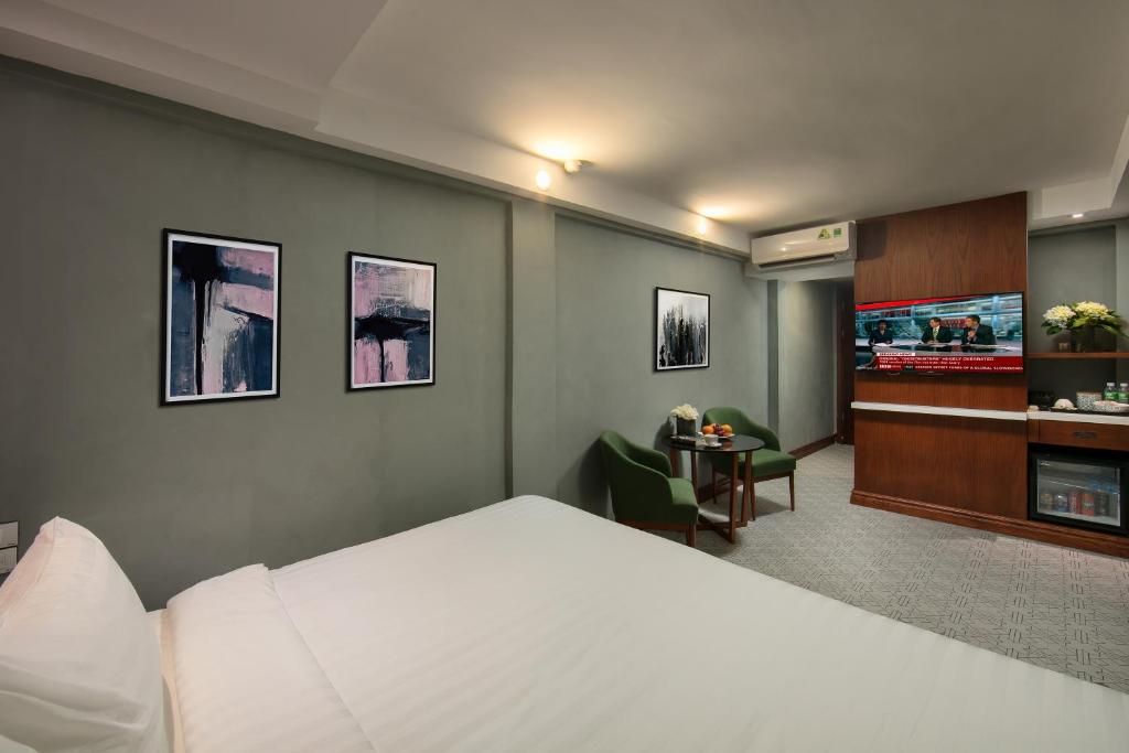 Postel nebo postele na pokoji v ubytování Hanoi La Selva Central Hotel & Spa