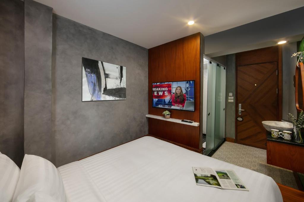 TV a/nebo společenská místnost v ubytování Hanoi La Selva Central Hotel & Spa