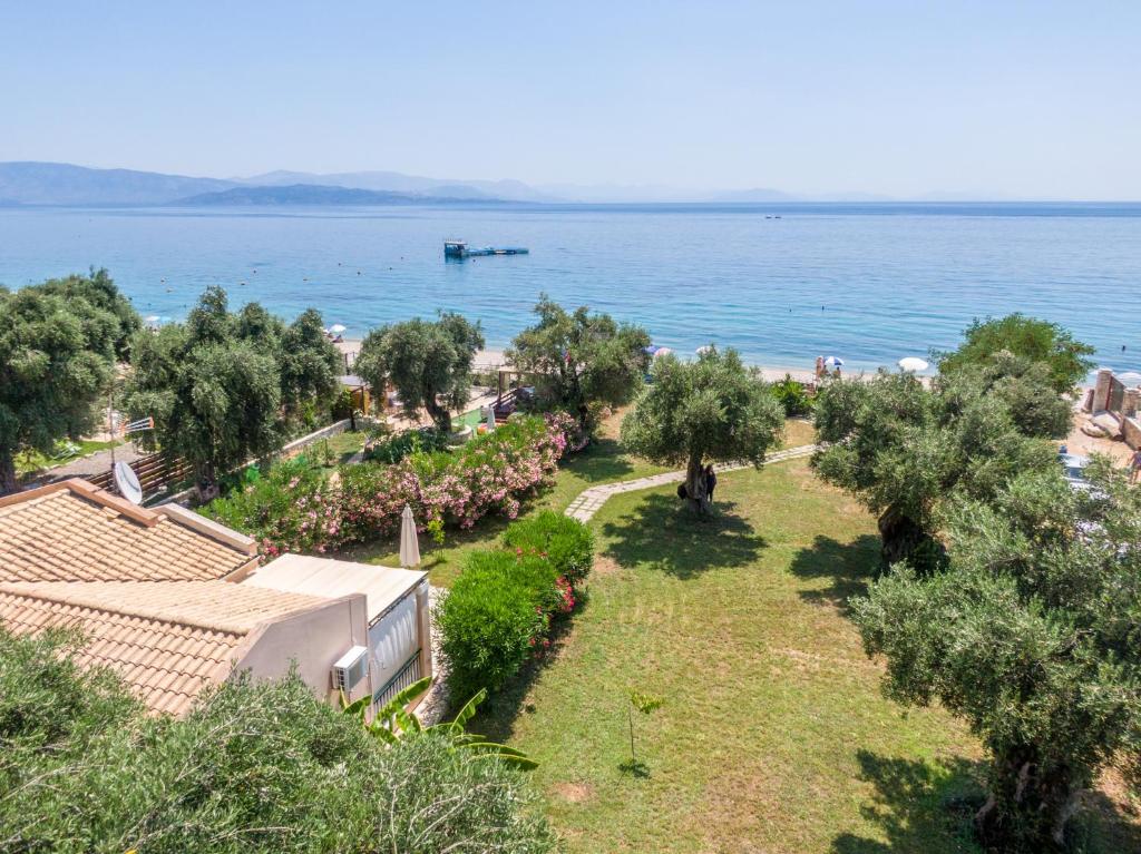 widok na ocean z domu w obiekcie Barbati Beach Holiday Apartment, Corfu,Greece w mieście Barbati