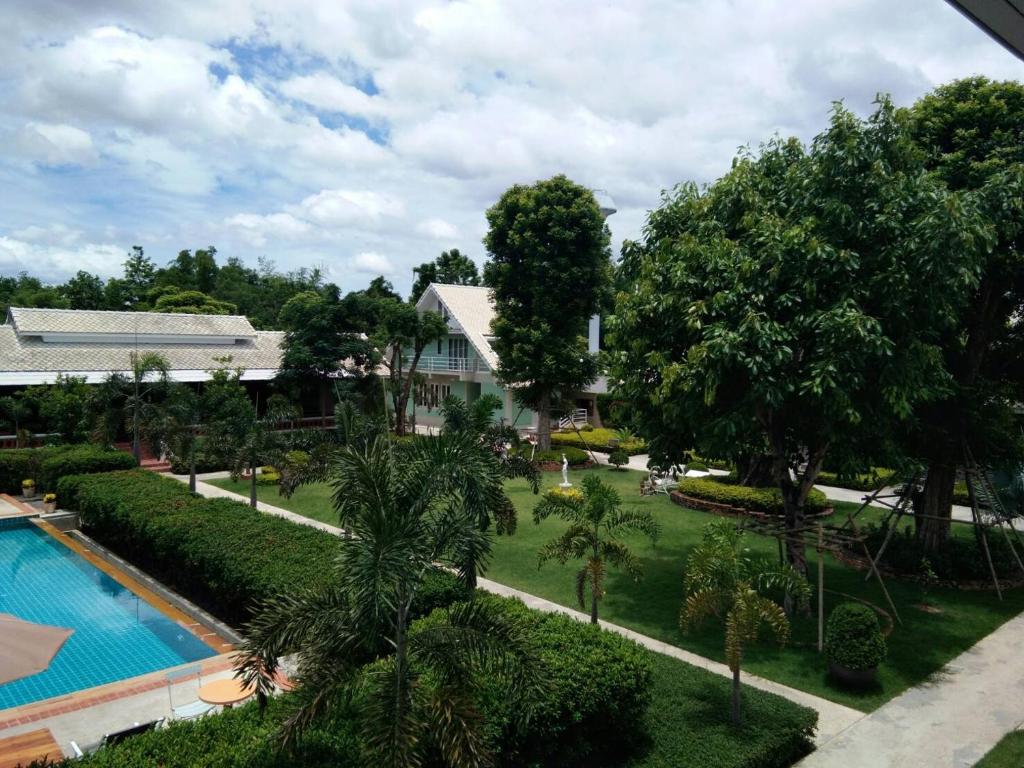 Bazén v ubytování Scent of Sukhothai Resort nebo v jeho okolí