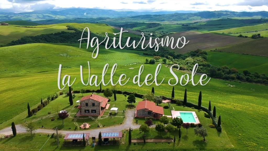 obraz domu w polu ze słowami autoimmune la tableldote w obiekcie Agriturismo La Valle del Sole w mieście Castiglione dʼOrcia
