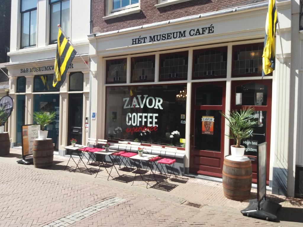 a store front of a lap top coffee shop at B&B Museumkwartier Schiedam in Schiedam