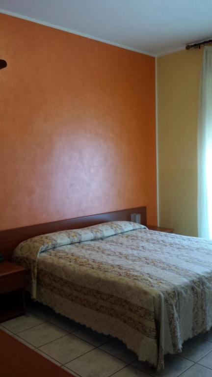 Postel nebo postele na pokoji v ubytování Hotel Frejus