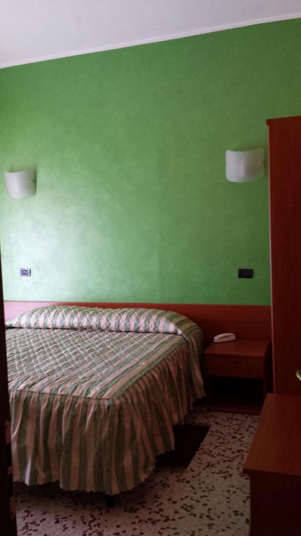 Postel nebo postele na pokoji v ubytování Hotel Frejus