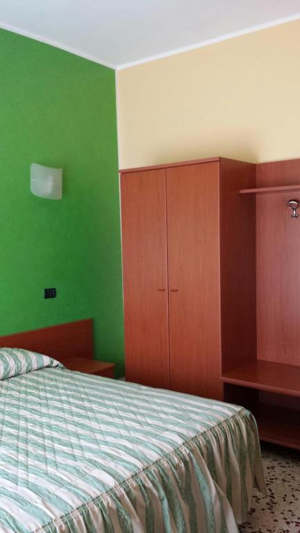 Postel nebo postele na pokoji v ubytování Hotel Frejus