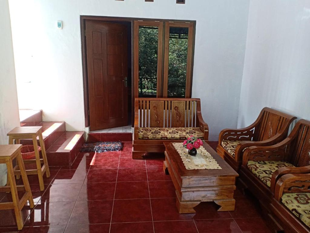 Posezení v ubytování Sritanjung Homestay