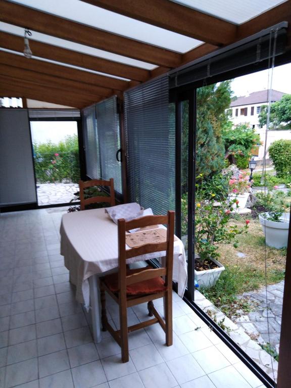 Balkón nebo terasa v ubytování chez Myla chambre avec tv écran plat et salle de bain privative