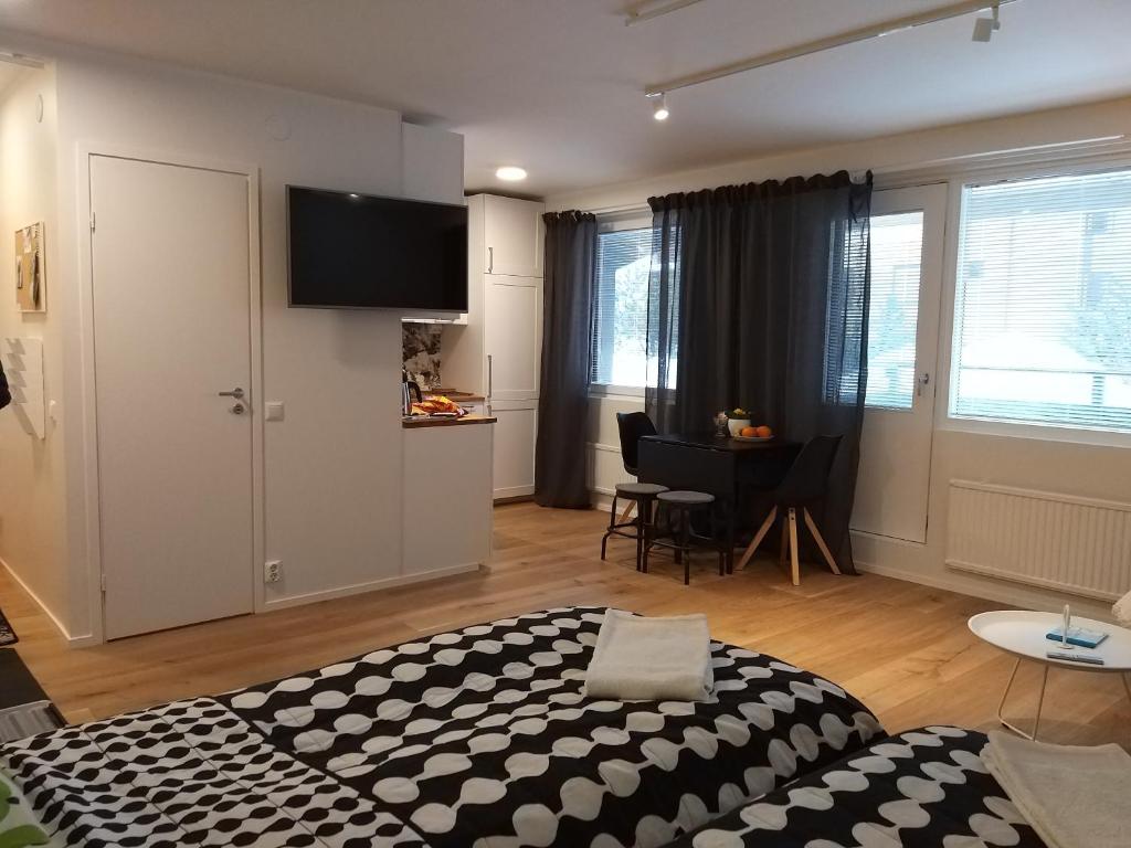 una camera con un letto e una televisione a parete di Studiohuoneisto Lohjan keskusta 2 a Lohja