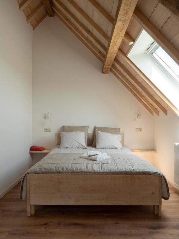 A bed or beds in a room at Kompas gîte