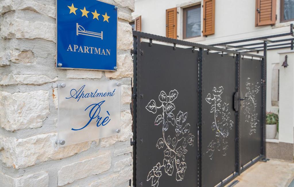 ein Tor zu einem Apartmenthaus mit einem Schild darauf in der Unterkunft Apartment ire' in Karšete