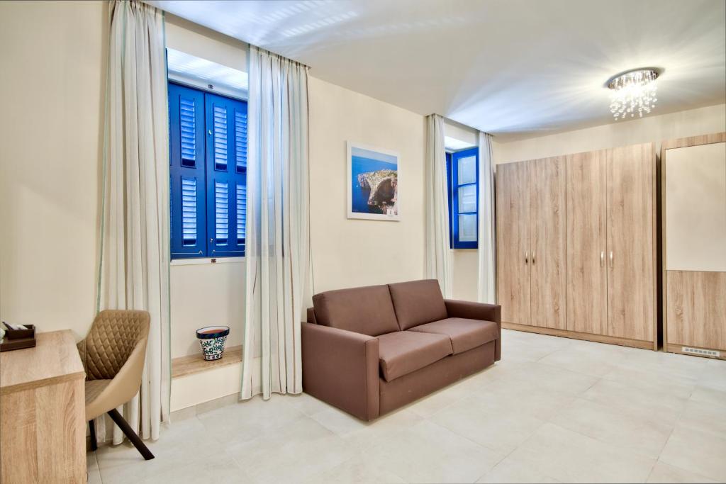 Posezení v ubytování The Suites – Piazza Kirkop