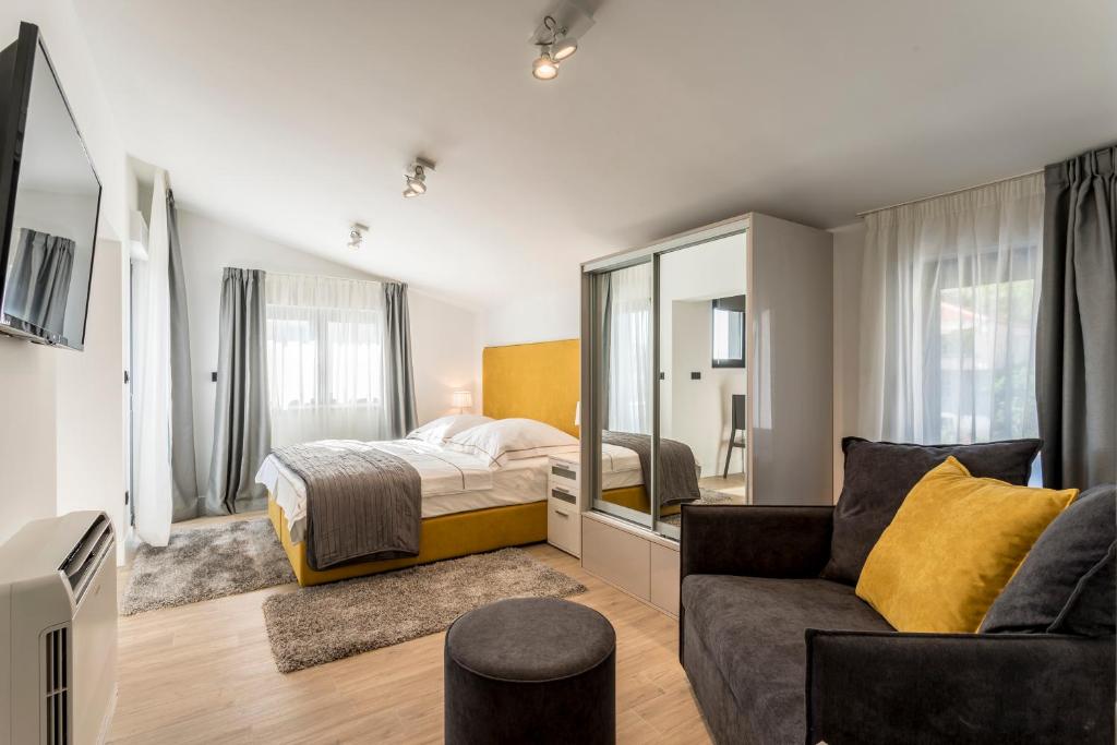 1 dormitorio con cama, sofá y espejo en 2NIGHTSTUDIOS, en Split
