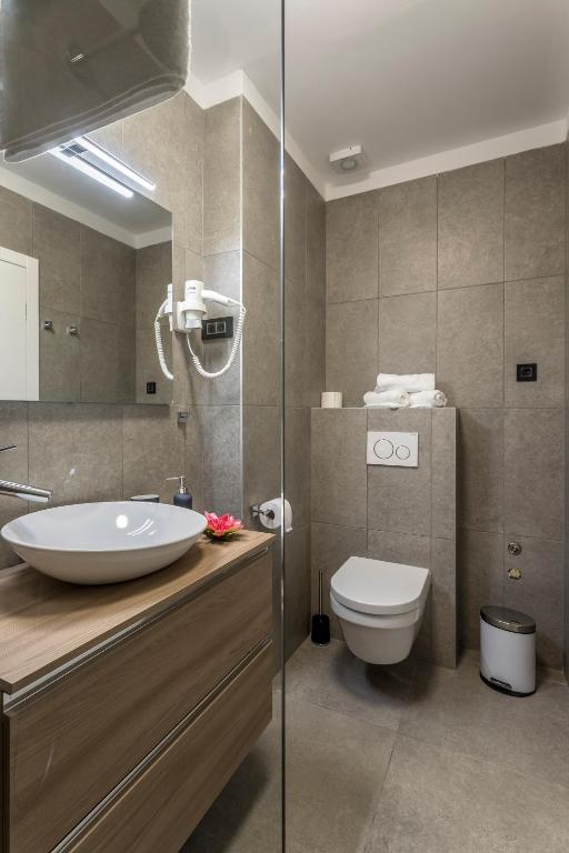 Un baño de 2NIGHTSTUDIOS