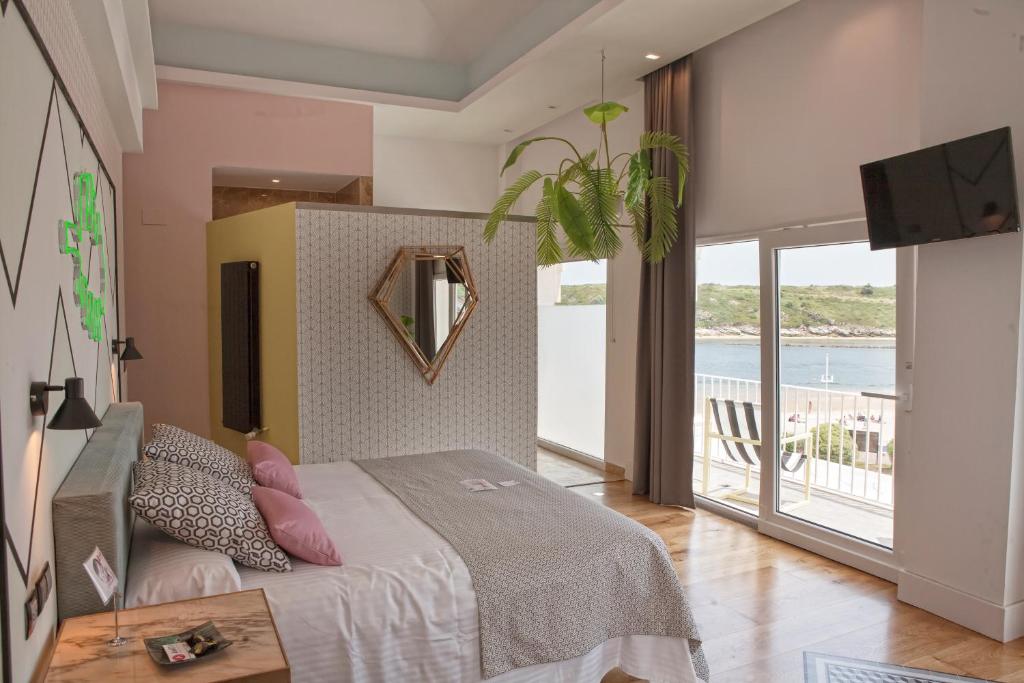 1 dormitorio con cama y vistas al océano en Amita Hotel Boutique "Only adults", en Suances