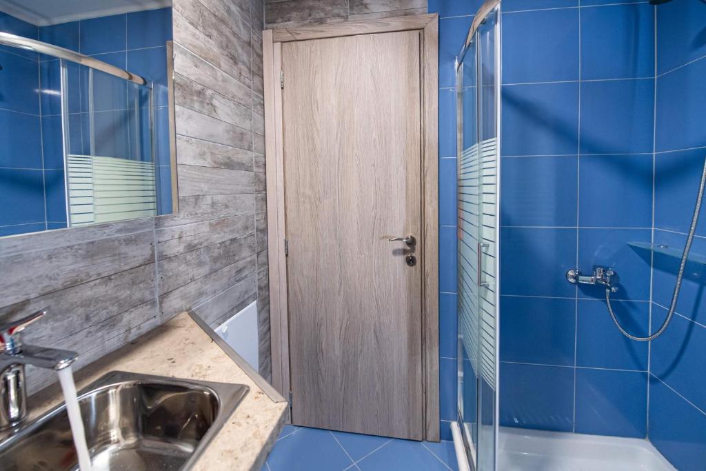 łazienka z umywalką i prysznicem w obiekcie Ifi Sea House w mieście Nikiana